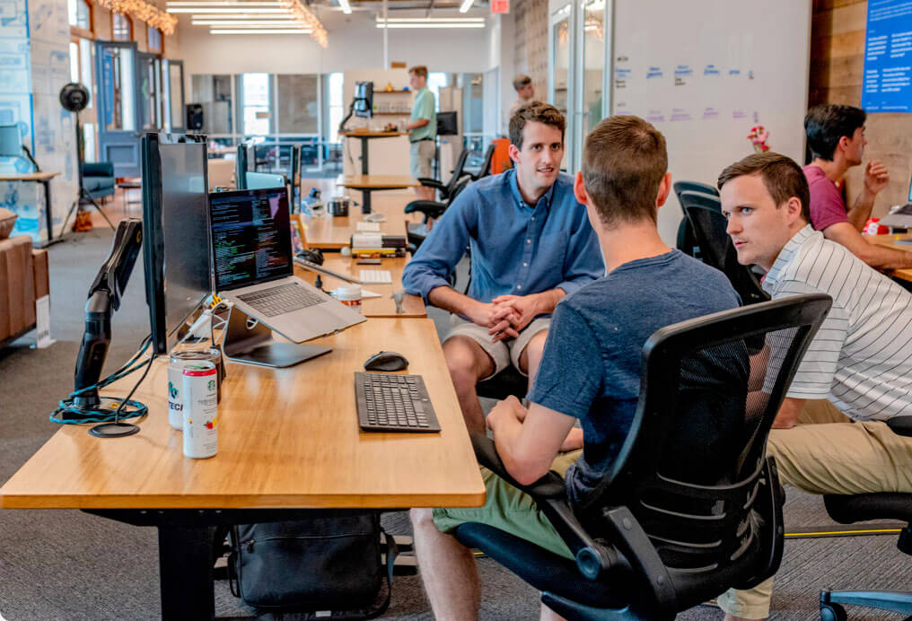 Programiści siedzący w biurze